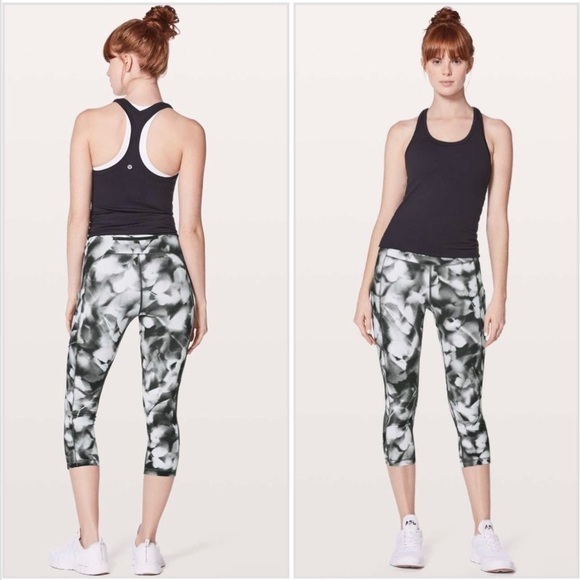 Lululemon Leggings Capri Speed Up Crop 21” White Black Pattern Gym 4 Small - Picture 1 of 7